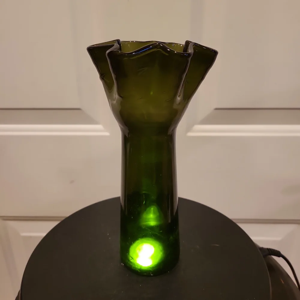 Vintage Green Glass Hand Blown Artisan Handkerchief Vase 8.25" - Picture 4 of 10